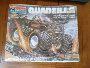 Monogramma vintage QUADZILLA 4X4 auto camion frantumazione modellino kit scala 1/24 2419 - Foto 1 di 5