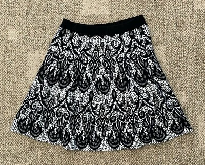 Falda acampanada tejida negra/blanca con estampado talla pequeña Cynthia Rowley para mujer joven Foto 1 de 3