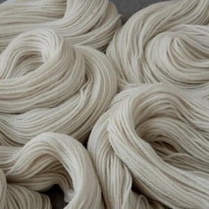 undyed ~ Merino non superwash Wool hanks / skeins ~ 3.5 oz / 328 yds - Picture 1 of 3