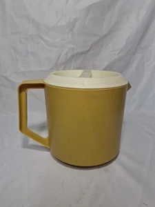 Rubbermaid Mini-Krug 1-1/2 Quart J-2745, goldgelb mit weißem Deckel Vintage - Bild 1 von 7