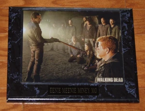 WALKING DEAD: EENIE MEENIE MINEY MO STILL MIT EINER KUNSTMARMORTAFEL & NAMENSSCHILD - Bild 1 von 2