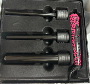 BEBELLA 3 PEZZI SET REGALO CURLER SENZA CLIP (LEOPARDO ROSA 9-18MM 18-25MM, 32MM) NUOVO CON ETICHETTE - Foto 1 di 5
