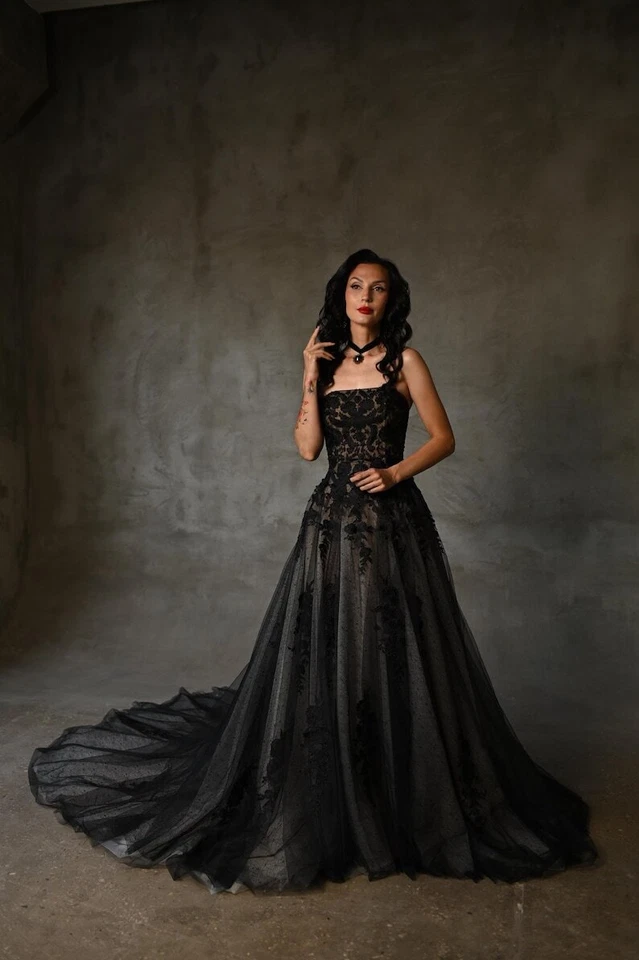 Vestido de novia gótico negro de encaje sin tirantes de tul con cremallera sin espalda tren de barrido Foto 1 de 4