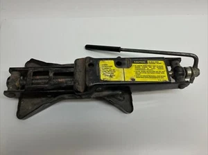 Universal Tire JACK CHEVROLET ,CADILLAC , TOYOTA. 14076696, Great Condition - Picture 1 of 4