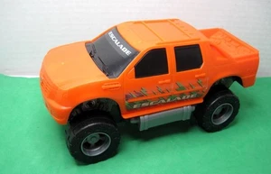 2011 Cadilac Escalade EXT. Leuchtend orange Plastikspielzeug 1/24 - Bild 1 von 14