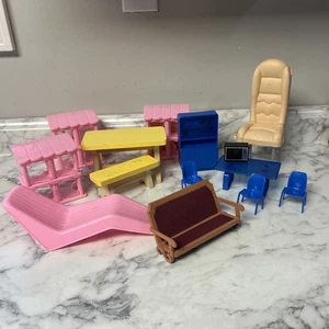 Konvolut Kinder Puppenspielhaus Möbel - Tisch Stühle Schränke Bank Barbie - Bild 1 von 10