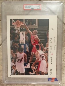 PSA/DNA TYPE 1: 1992 Press Photo Bulls Michael Jordan dunking over Trail Blazers - Picture 1 of 4