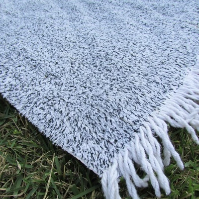 Alfombra de chenilla 42x26 Mid Century blanca negra moteada flecos vintage años 60 Foto 1 de 4