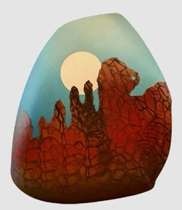 Ceramica Raku creata spazzolata ad aria e firmata da Tom Krueger 1993 6” x 5” x 4” - Foto 1 di 12