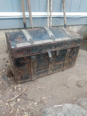 antique steamer trunk with double lock Cover