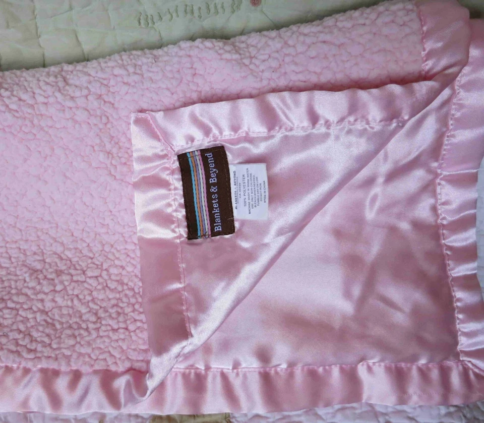 Mantas y más allá Sherpa rosa con borde satinado y respaldo manta bebé niña en muy buena condición Foto 1 de 3