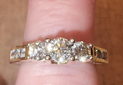 Anillo de aniversario de diamantes en total de 1 quilate Foto 1 de 4