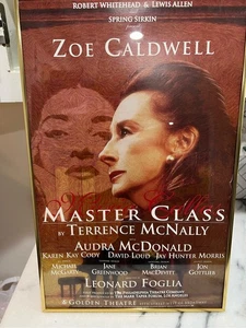 TARJETA VENTANA BROADWAY ORIGINAL CLASE MAESTRA 1996 22" X 14" ZOE CALDWELL enmarcada - Imagen 1 de 5