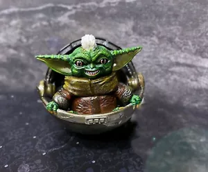 Figura de acción Gremlin Grogu Mohawk a rayas bebé Yoda Mashup Mogwai en cápsula flotante - Imagen 1 de 5