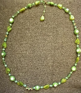 Vintage MCM grüne Acryl facettierte Perlen Halskette 28" lang - Bild 1 von 9