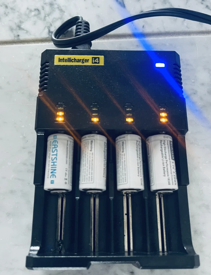 Nitecore i4 Intellicharger Universal Charger with Eastshine battery x 4 - Image 1 of 1