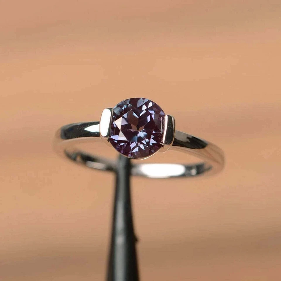 Anillo de boda solitario de alejandrita redondo de 2 quilates para mujer enchapado en oro de 14 quilates Foto 1 de 4