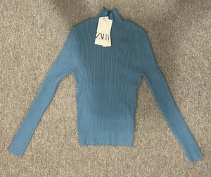 ZARA blaues geripptes Langarmshirt mit Stehkragen Damen Größe Medium neu mit Etikett - Bild 1 von 6