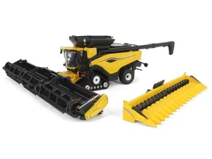 New Holland CR11 Tracked Combine Corn/Draper Head 2025 Farm Show 1:64 ERTL 61022 - Picture 1 of 11