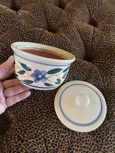 Vela de Vajilla Cubierta Studio STONEWARE POTTERY con Tapa Azul Crema Margaritas Nueva - Imagen 1 de 12