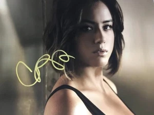 Foto firmata Chloe Bennet 8x10 Marvels Agents Of Shield COA - Foto 1 di 5
