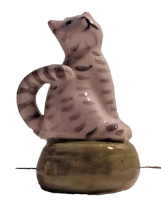 +++CaT M*231- 15.2563 + Keramik 2-farbig grau gestreift Katze mit langem Schwanz Tortenschlitz - Bild 1 von 6