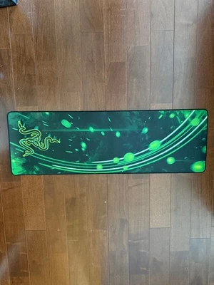 Alfombrilla de ratón rectangular negra y verde diseño gráfico Razer Foto 1 de 2