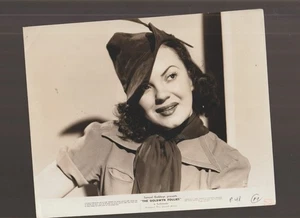 8X10 B&W PHOTO OF-CLOSE UP- ELLA LOGAN - Picture 1 of 1