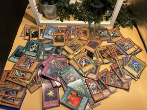 Yu-Gi-Oh! Cards Bulk Lot Unsearched Player Collection Vintage & Modern Mix - Foto 1 di 15