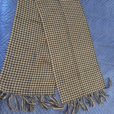 Bufanda de lana tejida pata de gallo J. Peterman Company en lana de alpaca marrón negro.    Foto 1 de 4