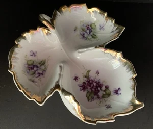 China Lefton vintage, pintado a mano violeta en forma de hoja plato dividido baratija de caramelo - Imagen 1 de 3
