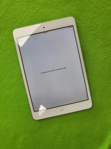 Apple iPad Mini. 64GB, A1432 Wi-Fi - White & Silver IC L0CK - Picture 1 of 7