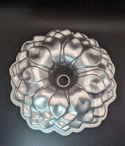 Nordic Ware USA Blossom Bundt Cake Pan - Size 10 Cups - Picture 1 of 6