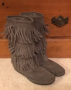 Minnetonka Damen-Mokassinstiefel 3-lagig Fransen grau Wildleder Größe 10 kaum getragen! - Bild 1 von 10