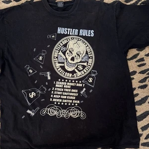 Vintage - STASH HOUSE - CARTA - T-shirt grafica double face - Y2K -3XL. 3964 - Foto 1 di 5