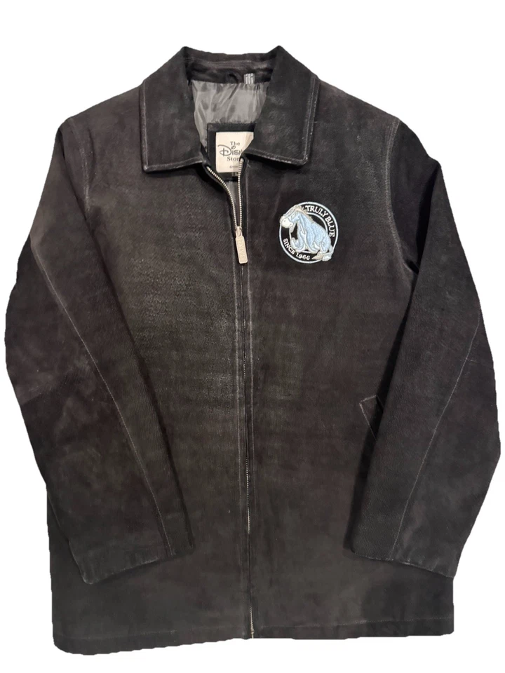De Colección The Disney Store Eeyore Chaqueta de Cuero Gamuza Negra L Bordada Cremallera Frontal Foto 1 de 4