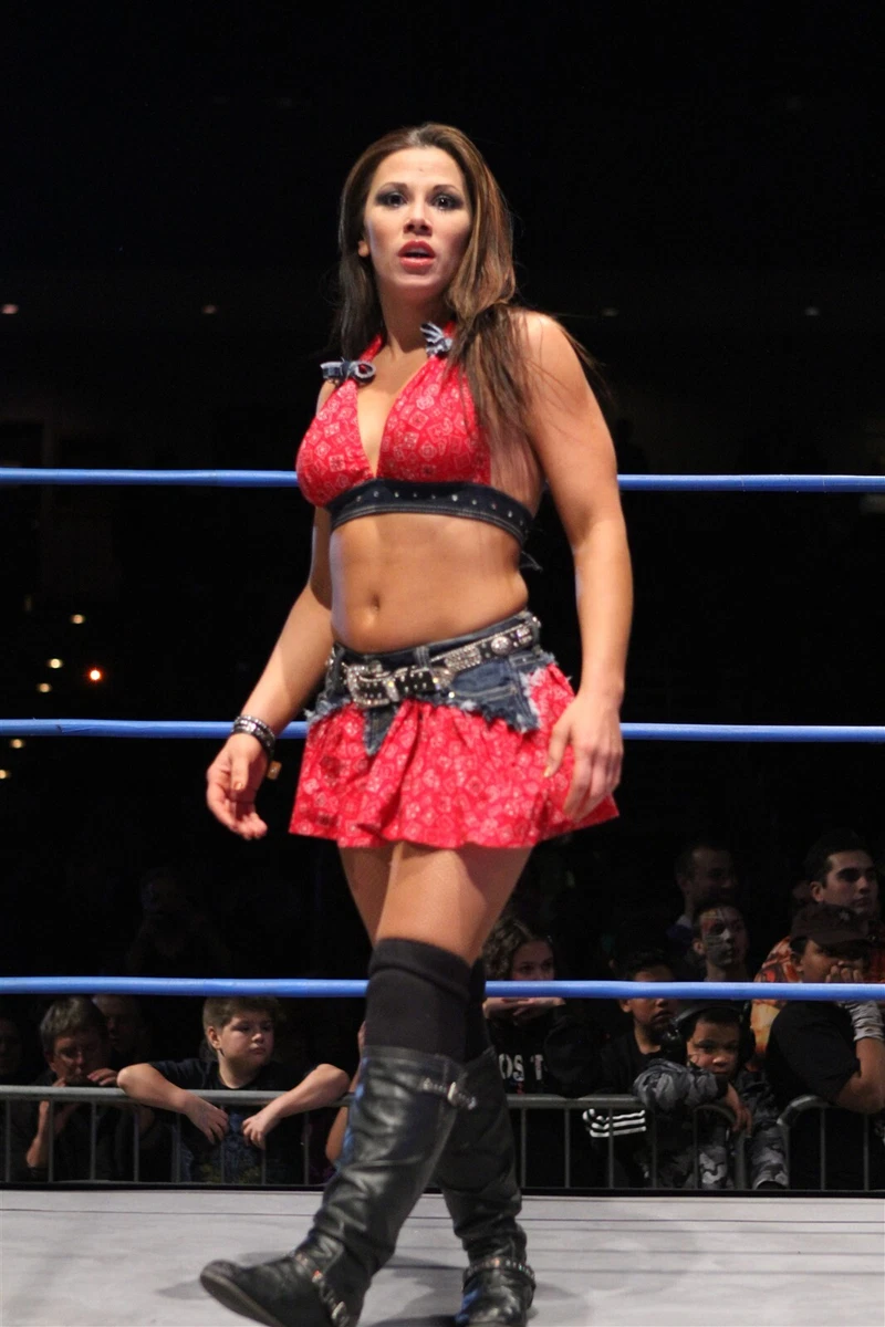 WWE yalangoch Miki Jeyms fotosurati