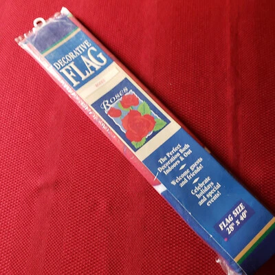 NUEVO EN PAQUETE VINTAGE *NUEVO STOCK ANTIGUO* Serigrafía Impresa *ROSAS ROJAS* Bandera de patio ~ 28 x 40" Foto 1 de 4