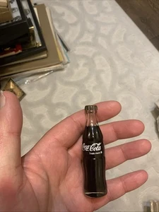 Vintage Miniatur 3" Coca Cola Glasflasche mit Metallverschluss - Bild 1 von 5