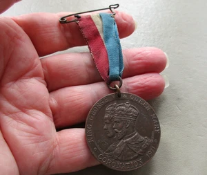 ANTIQUE VINTAGE KING GEORGE V CORONATION BRONZE MEDAL CHARM PENDANT BROOCH OLD - Picture 1 of 5