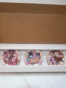 Kalendar Kitties 3 mini 3.5" plates by Barbara Higgins-Bond April,May,June - Picture 1 of 10