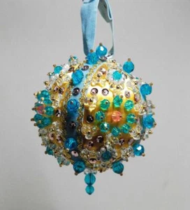Pallina ornamento natalizio vintage anni 60/70 oro satinato, blu e rosa con perline 3,5" B21 - Foto 1 di 1