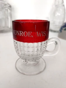 Antigua taza Souviner de vidrio rojo destellado rubí vidrio EAPG de 3 1/2" de alto Monroe, Wis. - Imagen 1 de 5