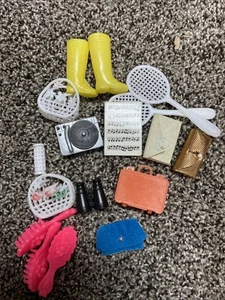 LOTE ACCESORIOS MUÑECA BARBIE VINTAGE MONEDEROS Cesta de Flores, Botas Tenis Hong Kong - Imagen 1 de 5