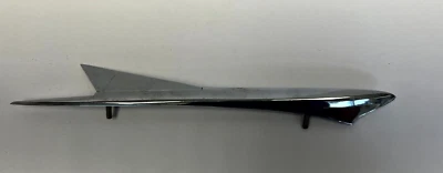 Dodge Custom Royal 1957-1958 capó lateral izquierdo adorno insignia logotipo 1686331 nuevo de Lote Antiguo Foto 1 de 4