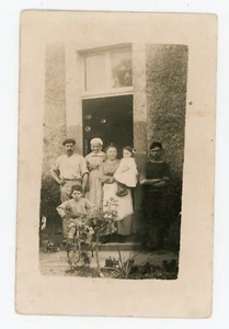 CARTE PHOTO, une famille sur un pas de porte tricycle trike vélo ancien - Picture 1 of 2