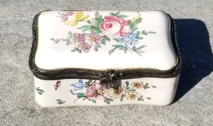 ANTIQUE~FRENCH FAIENCE HINGED PORCELAIN ENAMEL TRINKET BOX~WHITE~FLORAL~3.25" - Picture 1 of 19