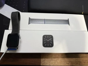 Apple Watch Series 6 44 mm GPS + WiFi + Bluetooth Smartwatch - Argent - Photo 1 sur 6