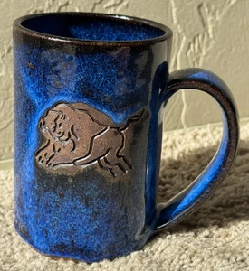 Künstlergefertigte Stier Büffel Keramik Kaffeetasse Becher blaue Glasur Tiere 4,75 Zoll - Bild 1 von 5