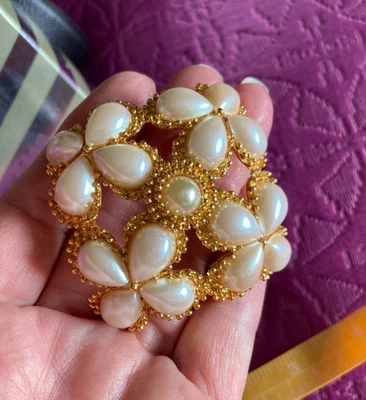 Broche de San Juan Firmado Grande 2" Tono Dorado Imitación Perla Colgante para Cadena o Prendedor Foto 1 de 4